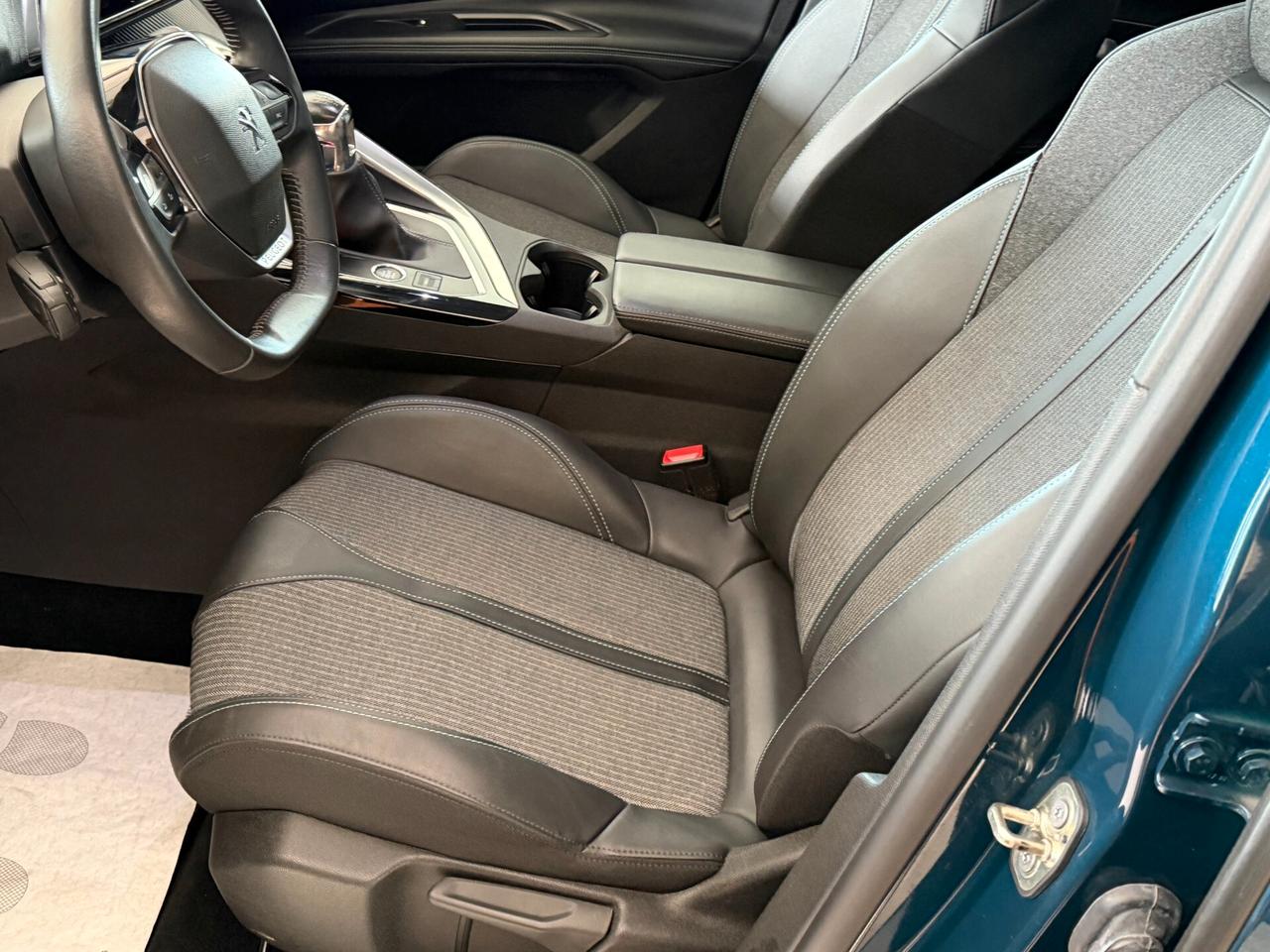 Peugeot 3008 1.5 BLUEHDI 130 cv. ALLURE (Nav)