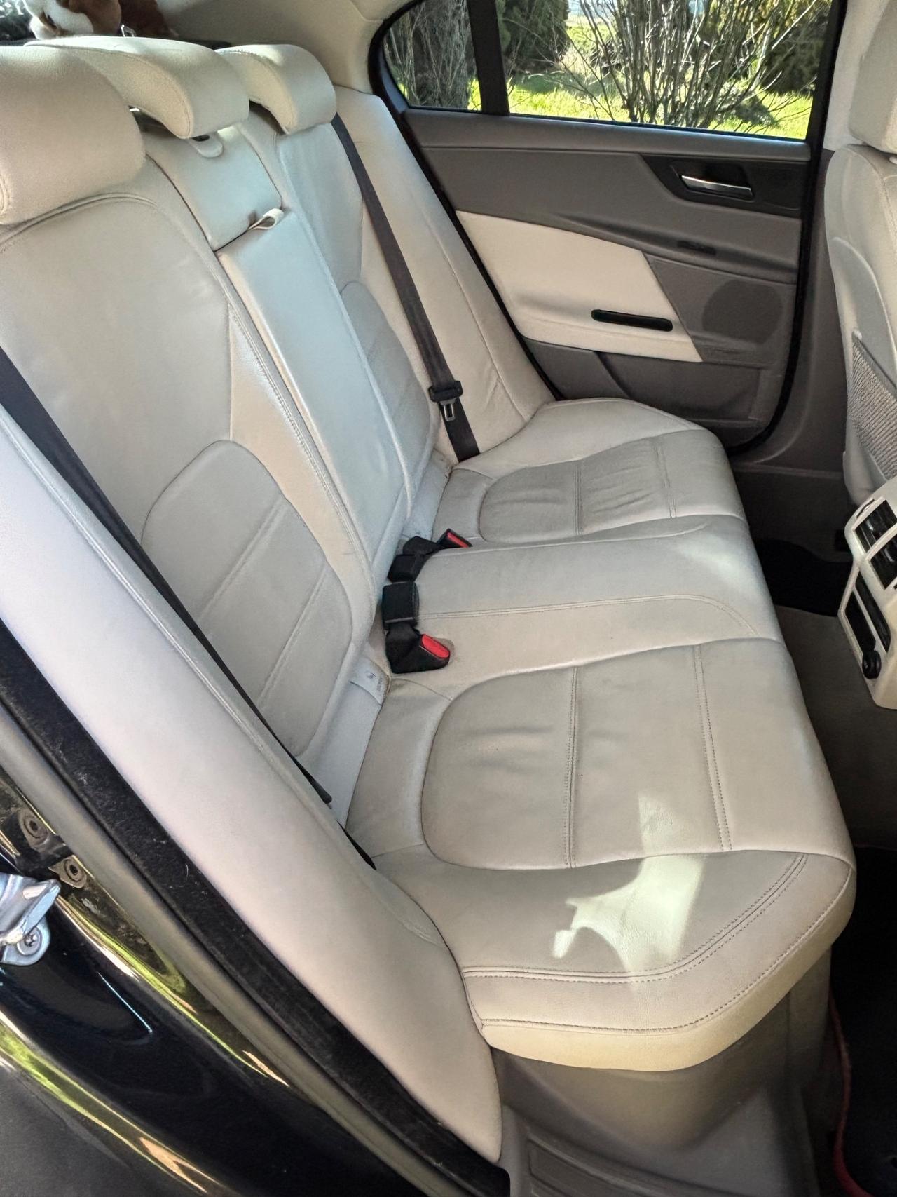 Jaguar XE 2.0 D Turbo R-Sport