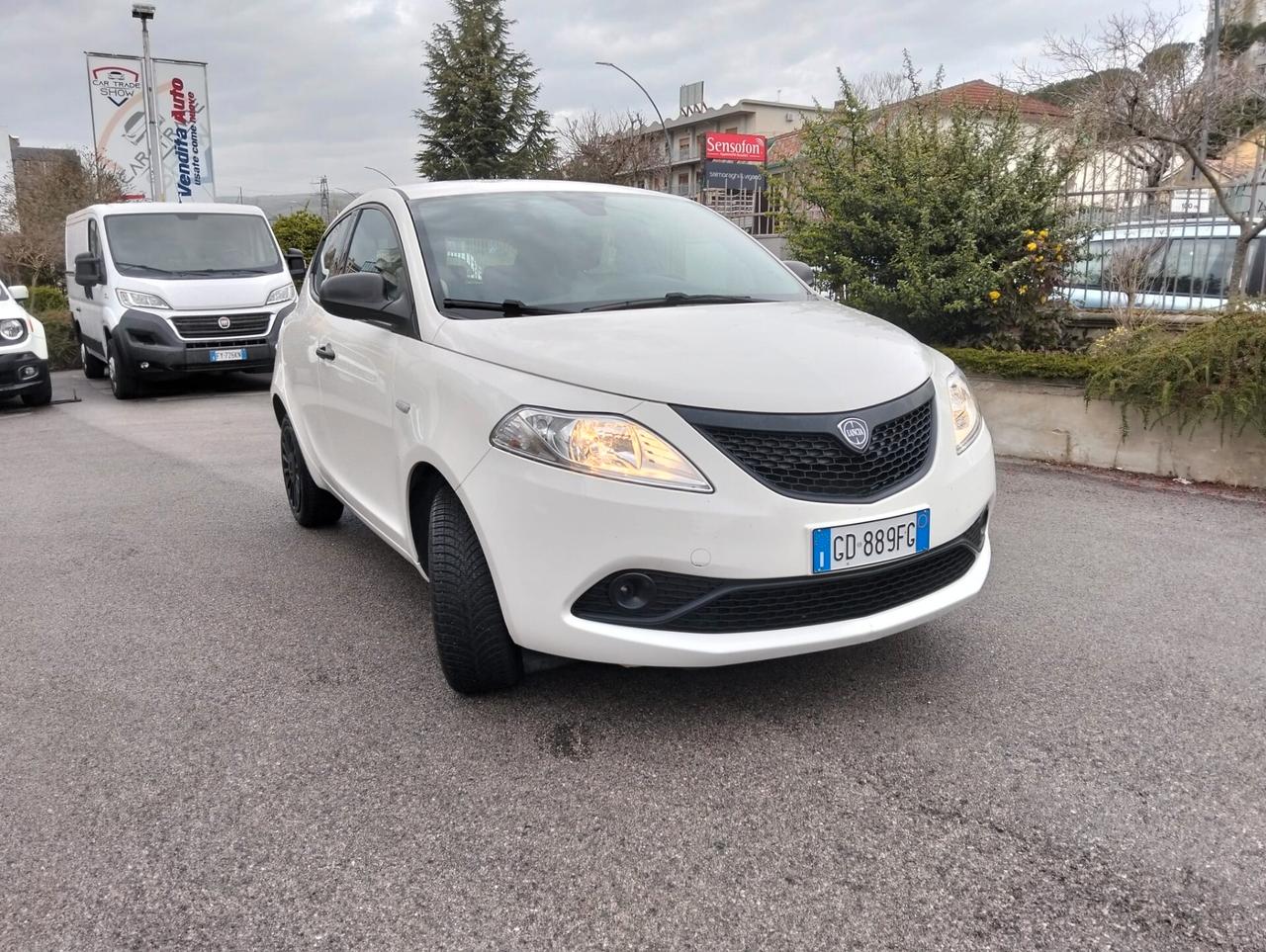Lancia Ypsilon 1.0 FireFly 5 porte S&S Hybrid Ecochic Silver