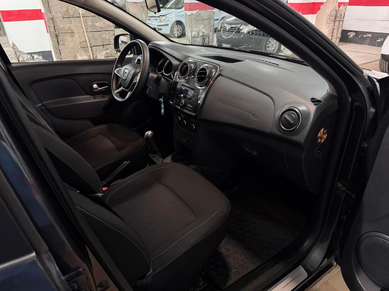 Dacia Sandero 1.0 Laureate NEOPATENTATI – Km Certificati – Garanzia 12 Mesi