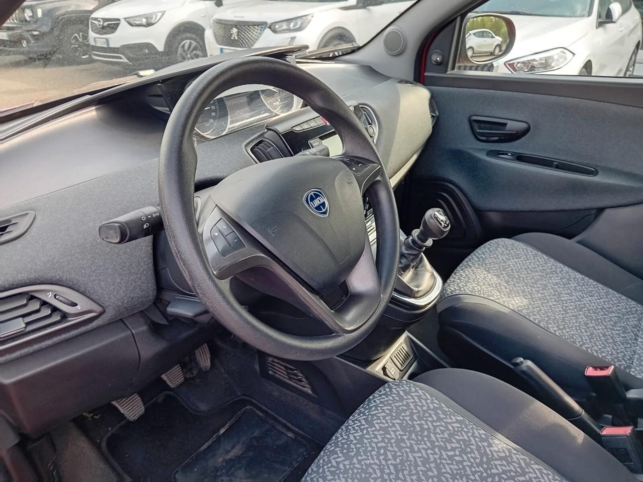 Lancia Ypsilon 1.0 firefly hybrid Silver
