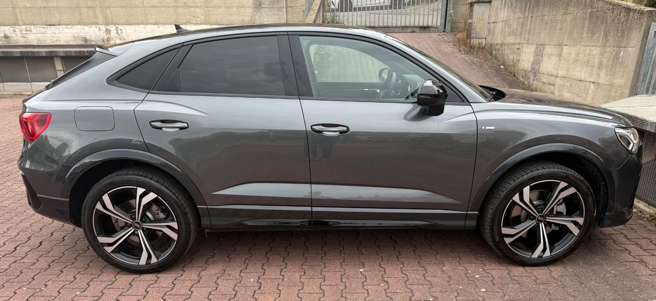 Audi Q3 Sportback 45 TFSI e S tronic Identity Black