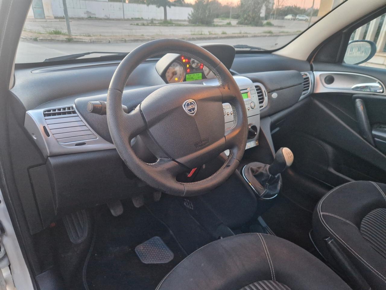 Lancia Ypsilon 1.3 MJT 75 CV Sport MomoDesign