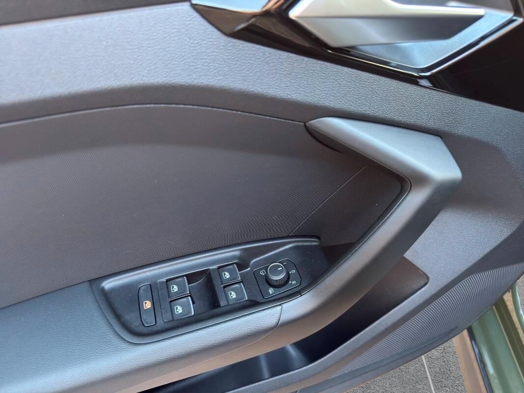 Audi A1 1.0 116CV Identity Contrast S Line Interno S tronic