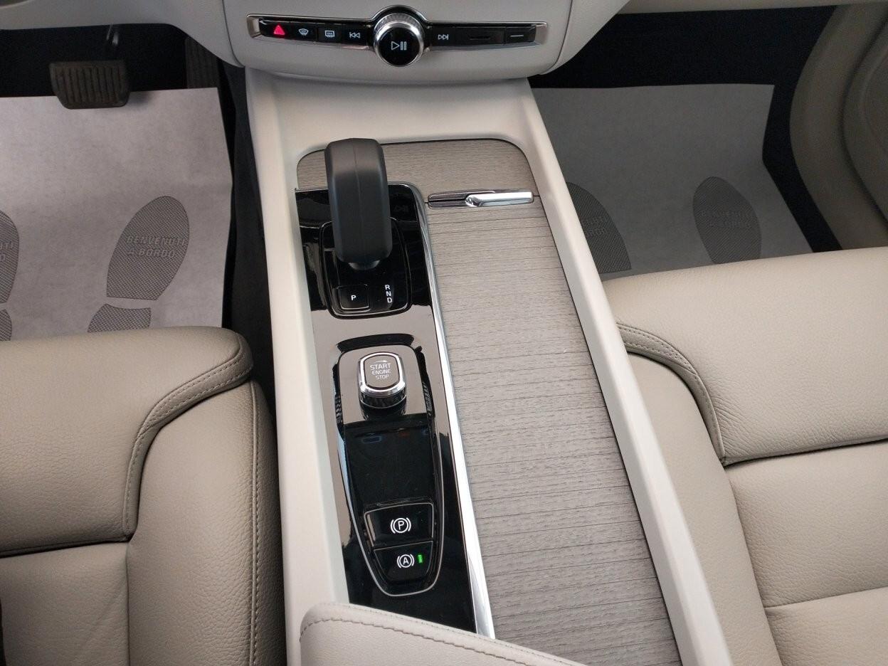 VOLVO XC60 2.0 b4 Plus Dark awd auto