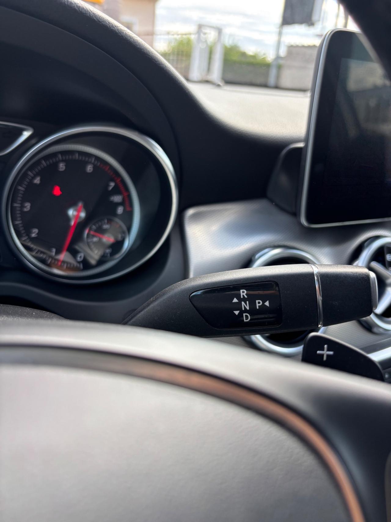 MERCEDES GLA 180 PREMIUM AUTOMATIC BENZINA FULL