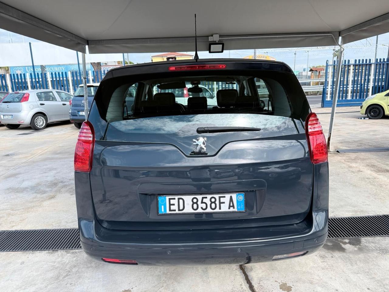 Peugeot 5008 1.6 HDi 112CV cambio robotizzato Tecno