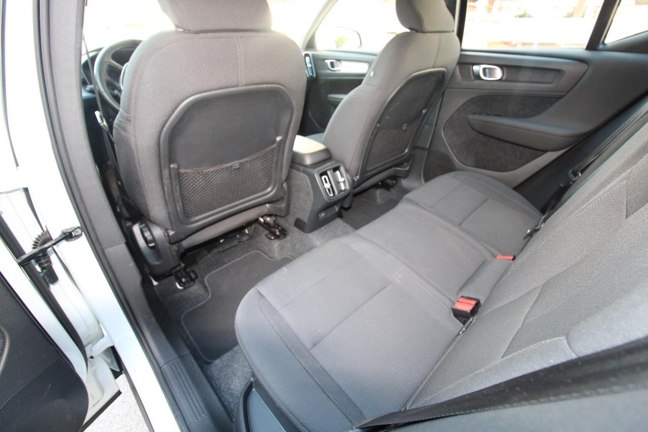 VOLVO XC40 MOMENTUM