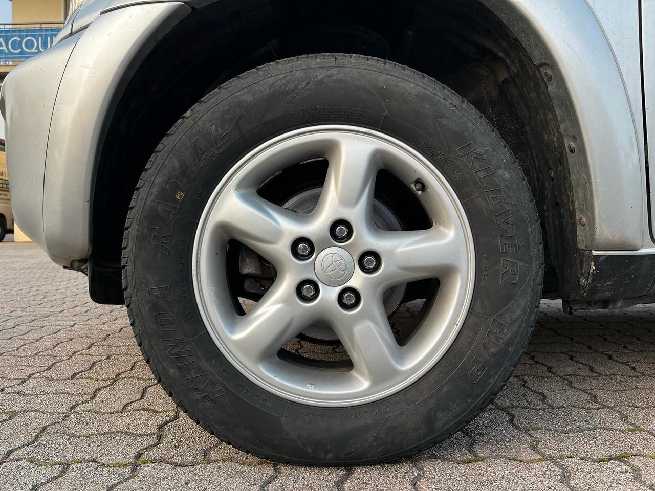 TOYOTA RAV 4 2.0 D-4D 5/P 4X4 SI A NEOPATENTATI