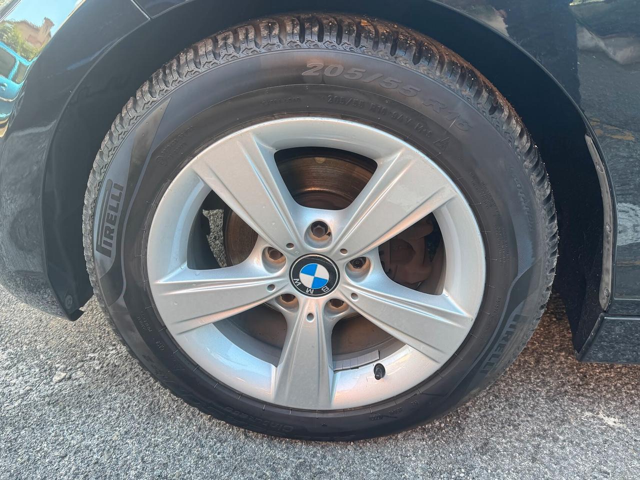 Bmw 116 116d 5p. Unique