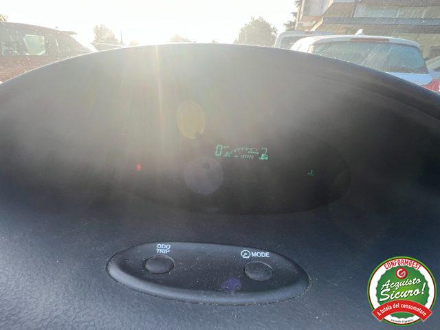 TOYOTA Yaris 1.3i 16V cat 5 porte Sol