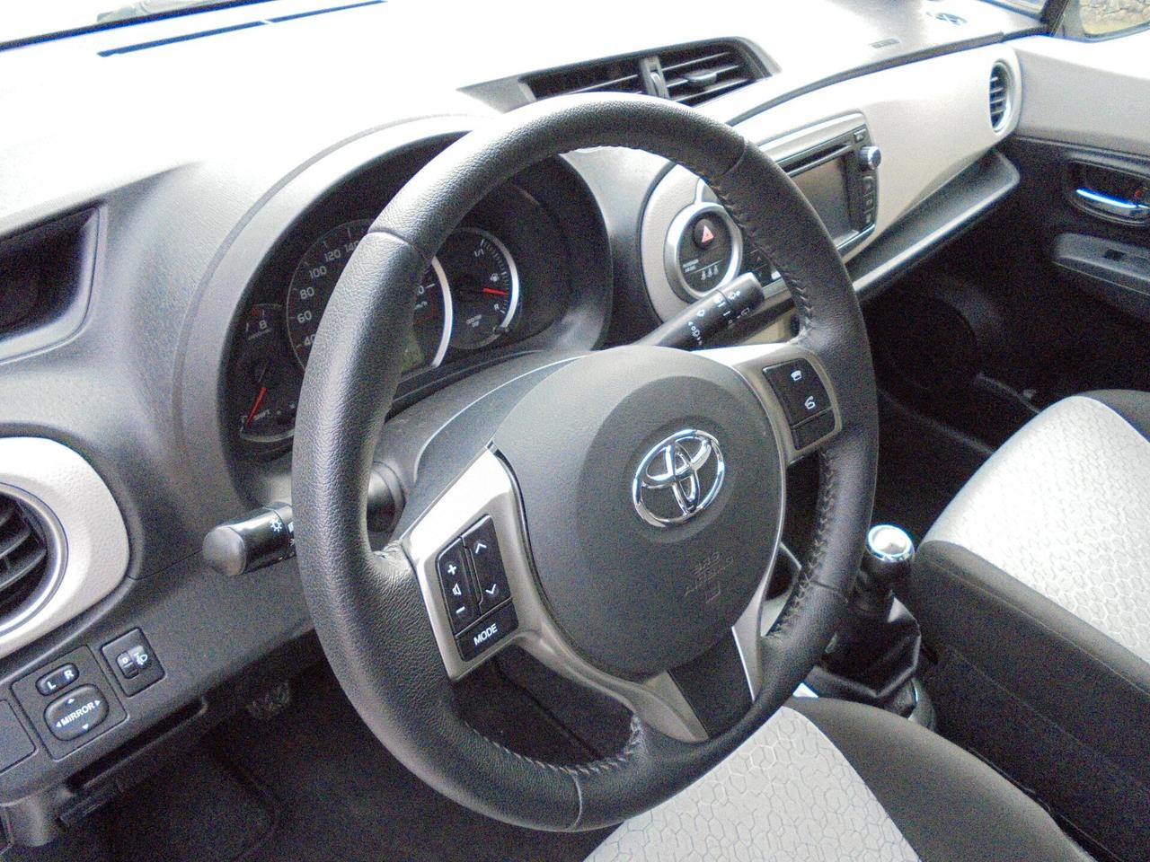 TOYOTA YARIS 1.0 VVT-i 5P LOUNGE – UNIPROPRIETARIO-