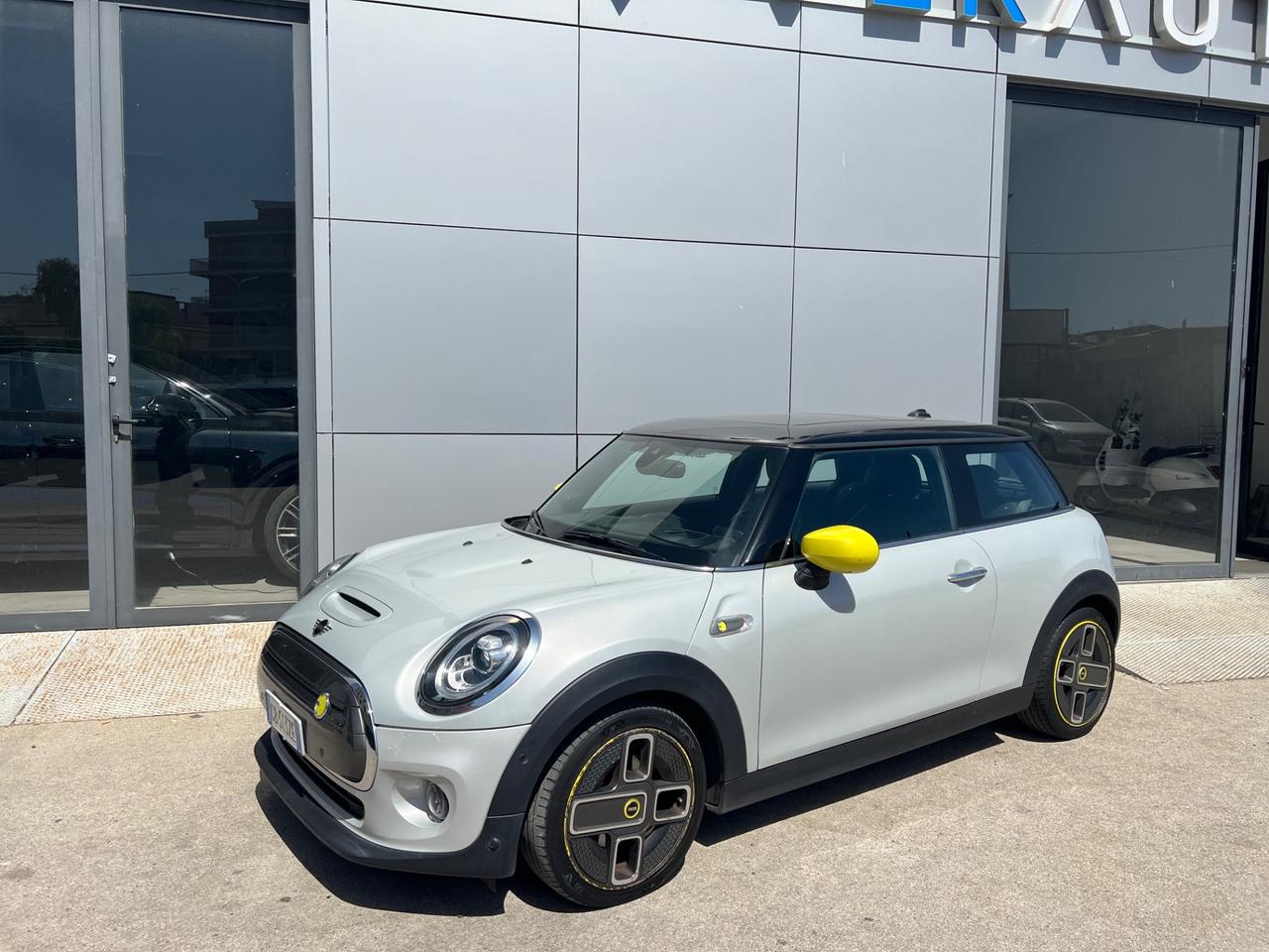 Mini Cooper SE XL possibilità noleggio no scoring