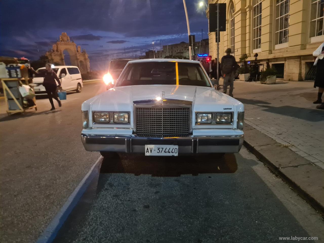 LINCOLN TOWN CAR