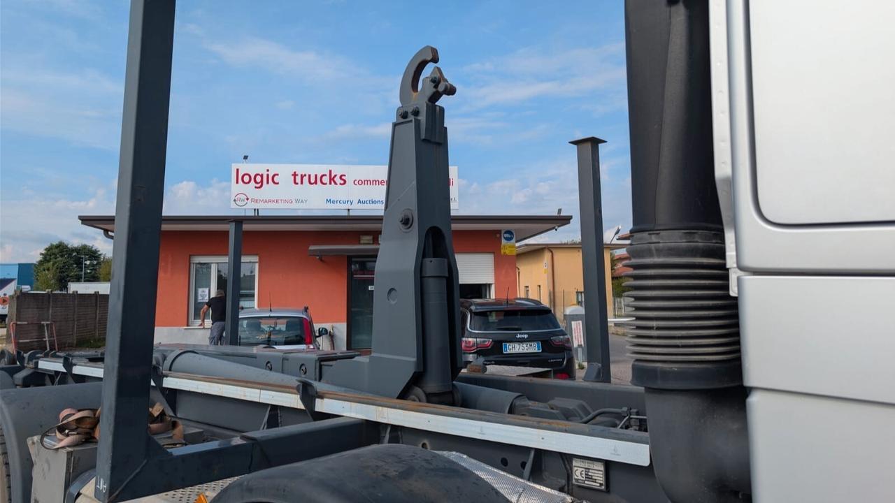 TRATTORE STRADALE E AUTOCARRO CON SISTEMA SCARRABILE PRIS-MAG SA26