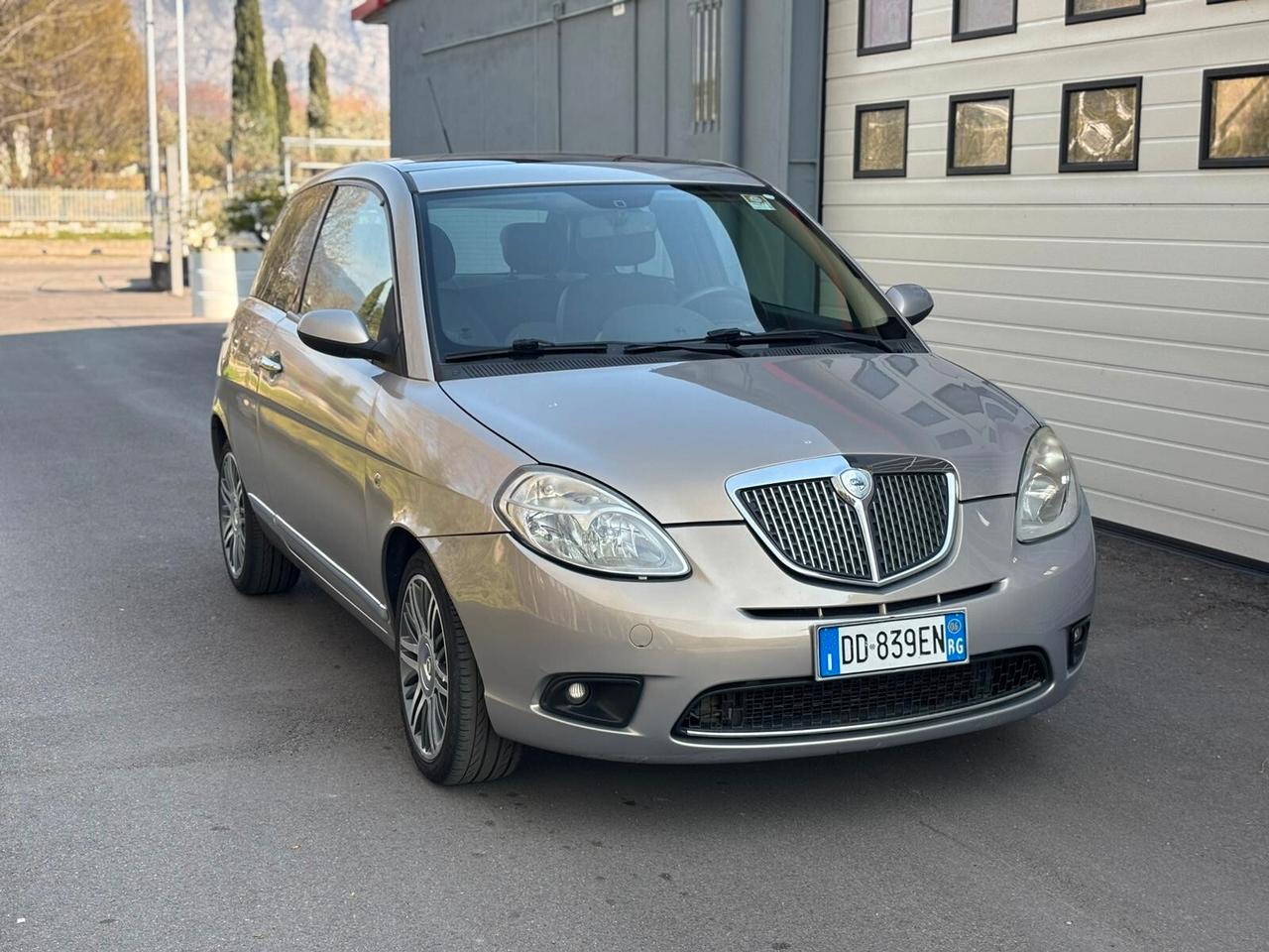 Lancia Ypsilon 1.4 16V Platino