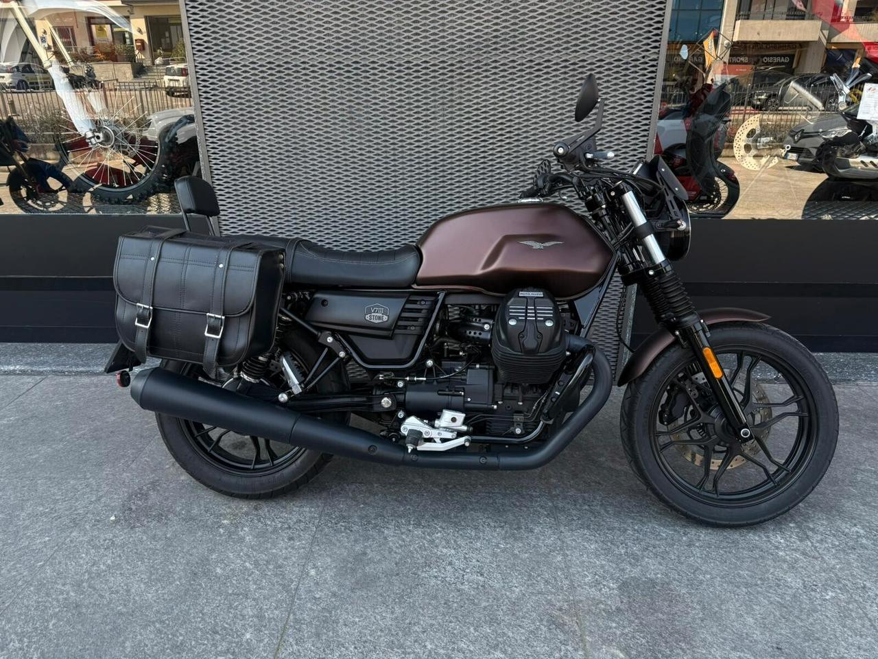 Moto Guzzi V7 night pack