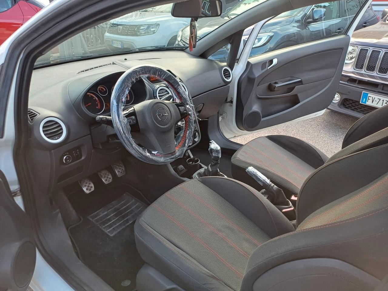 Opel Corsa 1.2 3 porte b-color