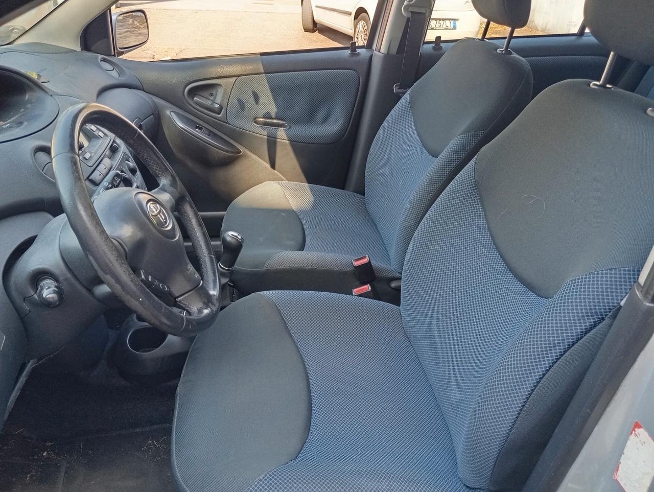 Toyota Yaris 1.0i 16V cat 5 porte Neopatentati