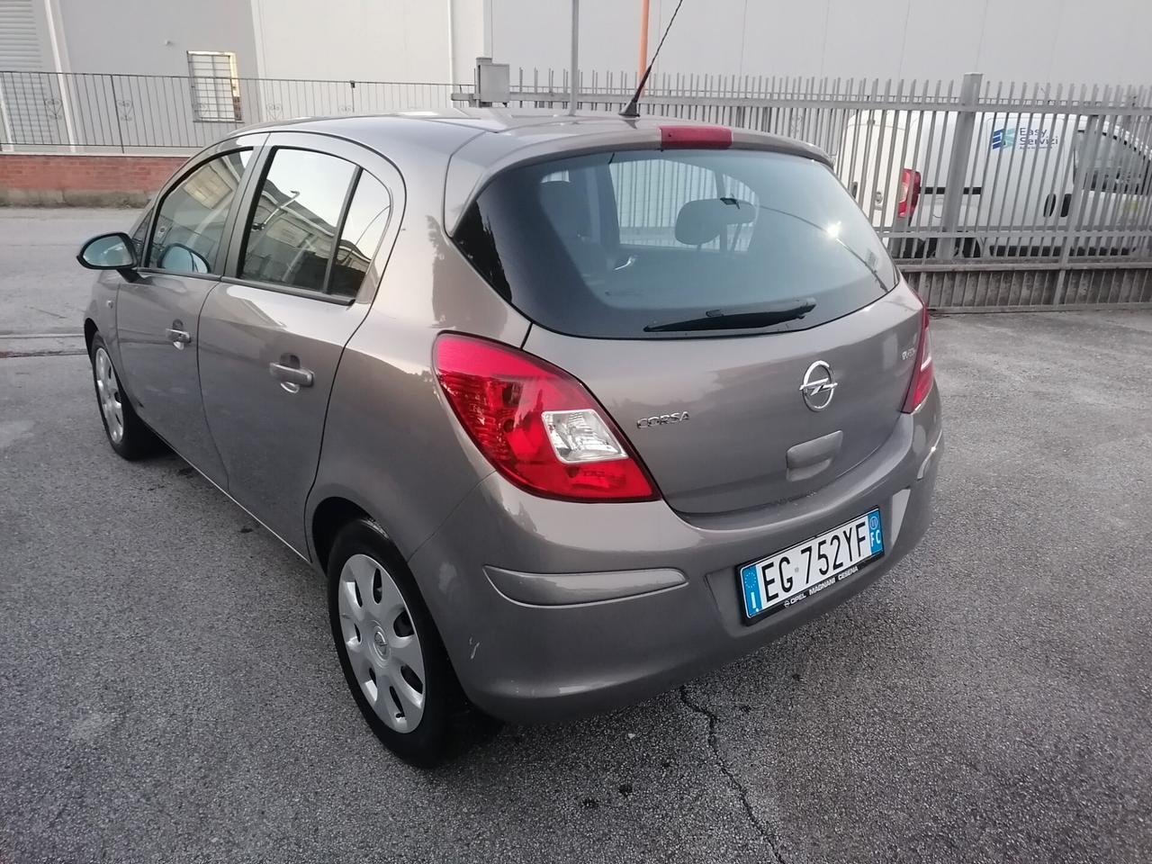 OPEL CORSA 1.2 5 Porte Club 63KW 2011