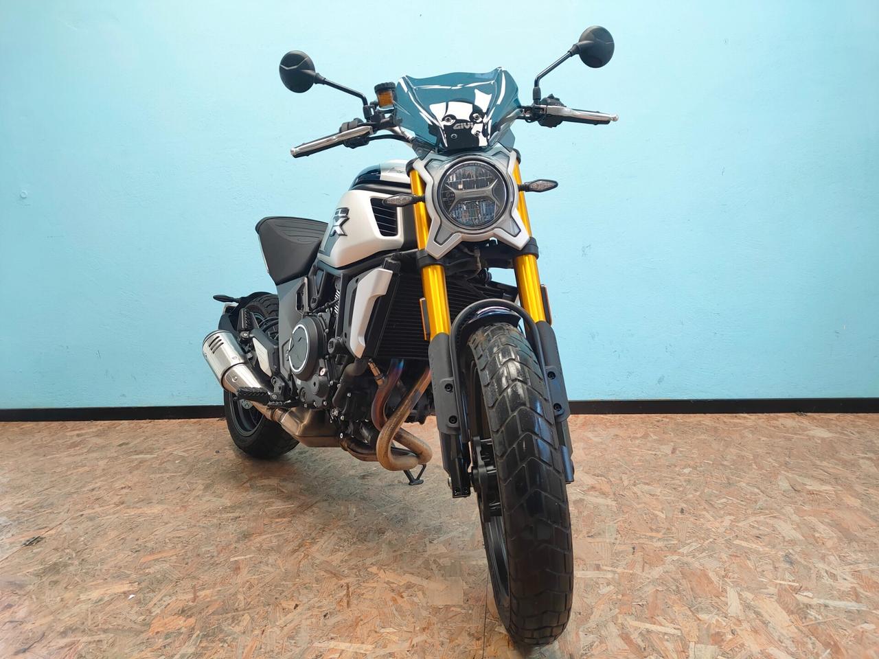 Cf Moto 700CL-X: una scrambler INCONFONDIBILE