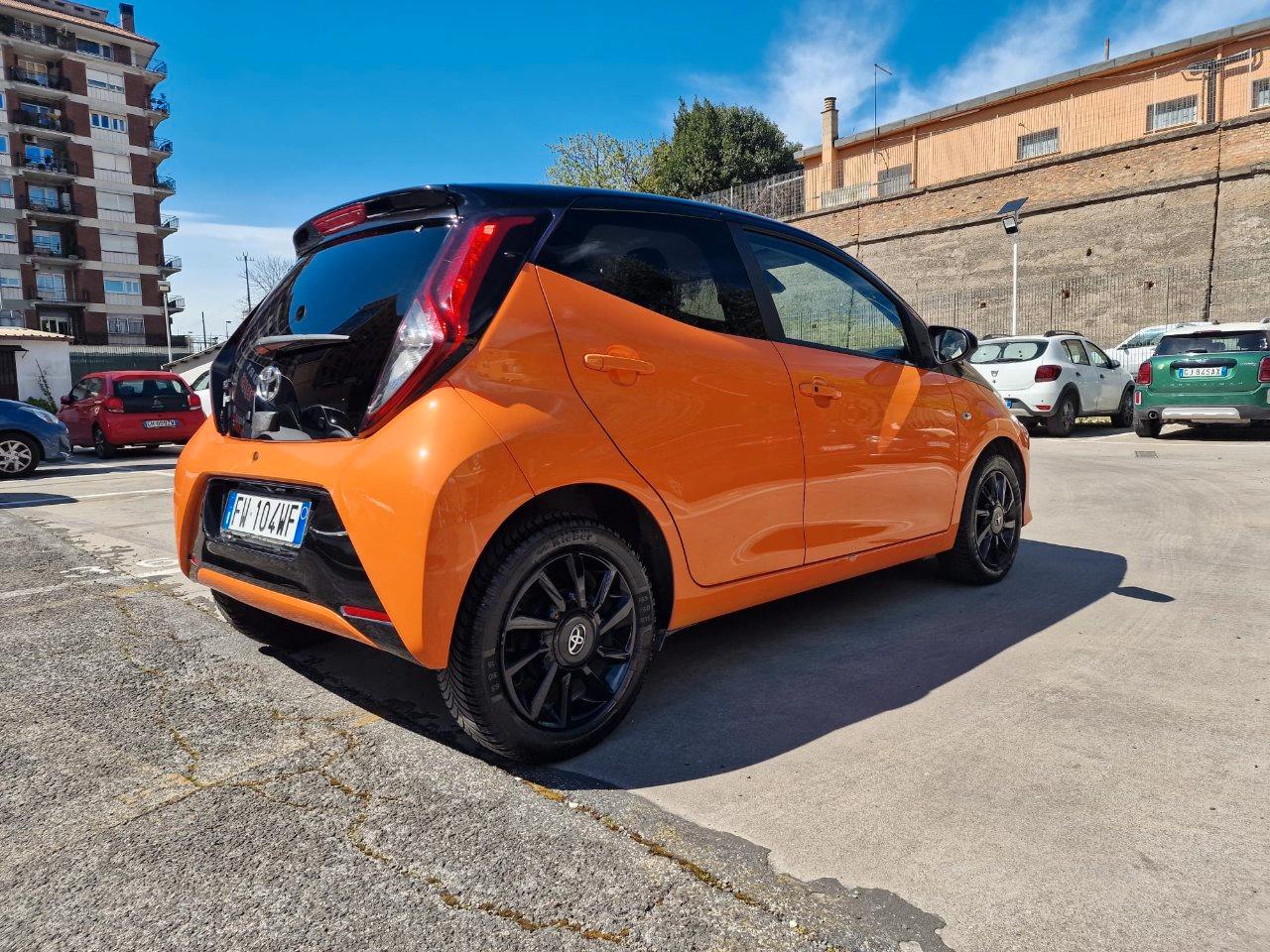 Toyota Aygo 5 Porte Aygo 5p 1.0 x-wave Orange m-mt 72cv cambio automatico