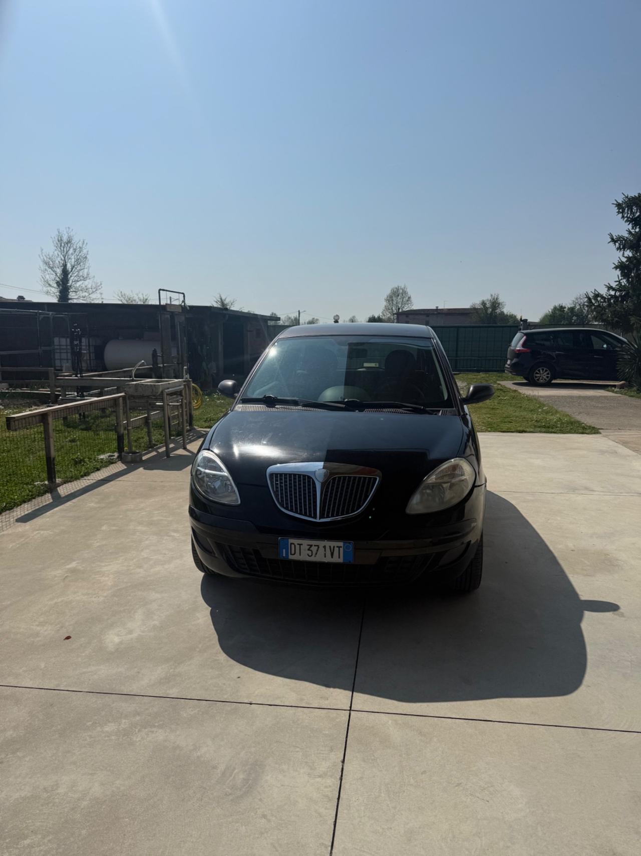 Lancia Ypsilon 1.3 MJT 75 CV Versus
