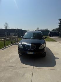 Lancia Ypsilon 1.3 MJT 75 CV Versus
