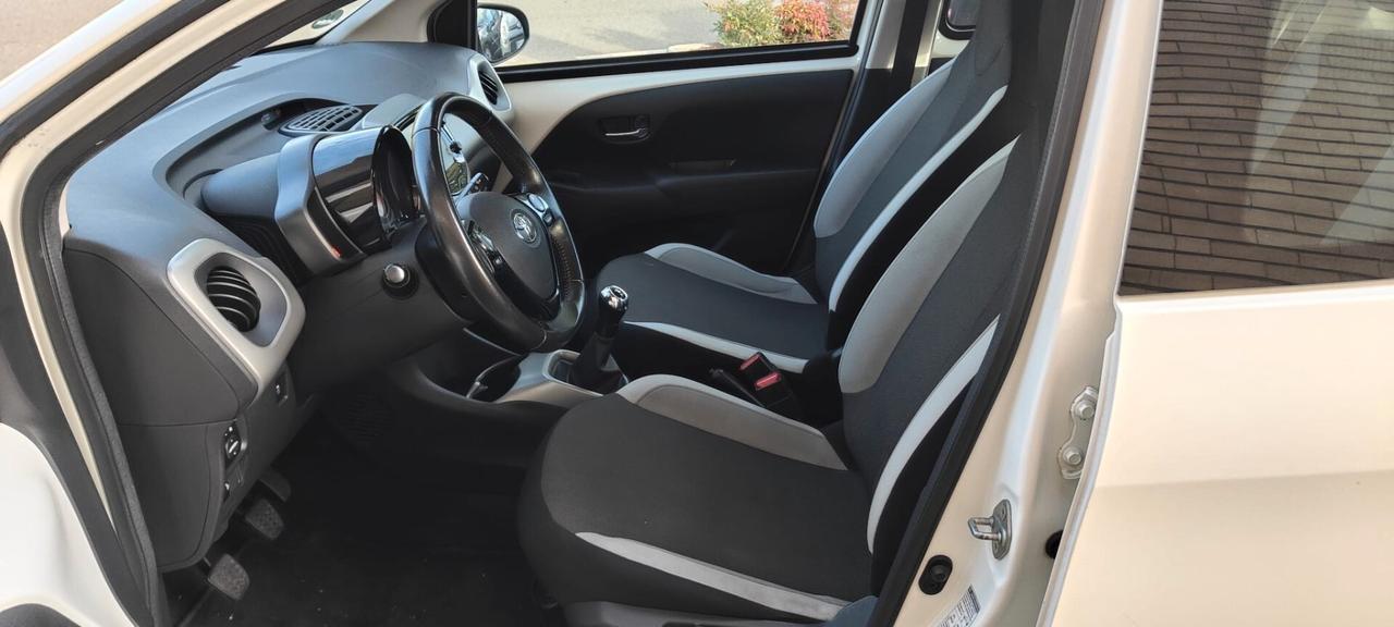 Toyota Aygo 1.0 VVT-i 69 CV 5 porte x-play TSS