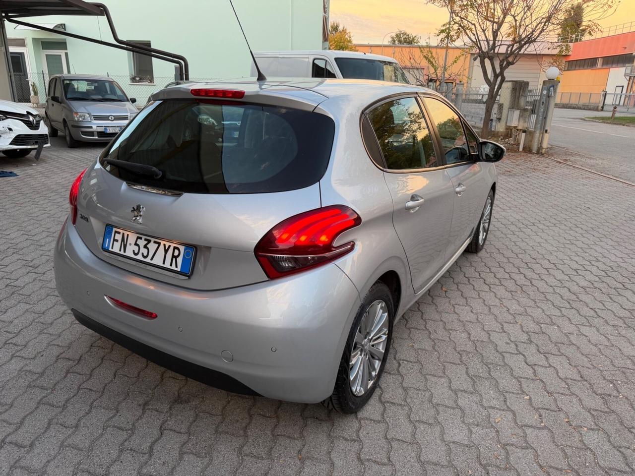 Peugeot 208 PureTech 82 5 porte Allure