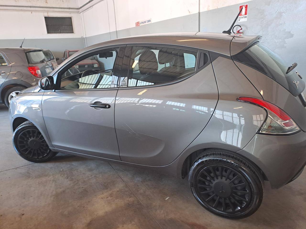 Lancia Ypsilon 1.0 FireFly 5 porte S&S Hybrid Ecochic Silver