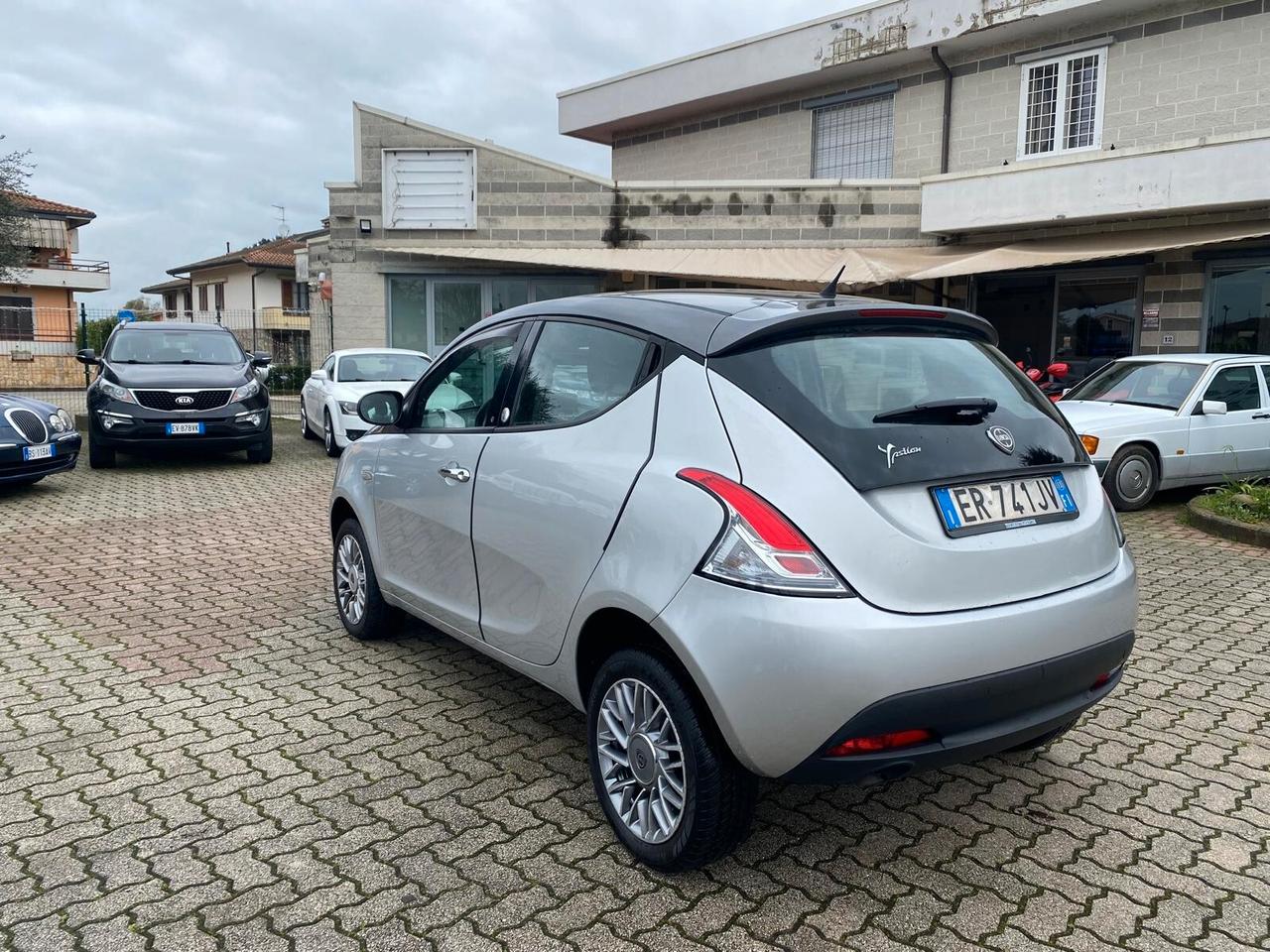 Lancia Ypsilon 0.9 TwinAir 80 CV 5 porte Metano Ecochic Silver