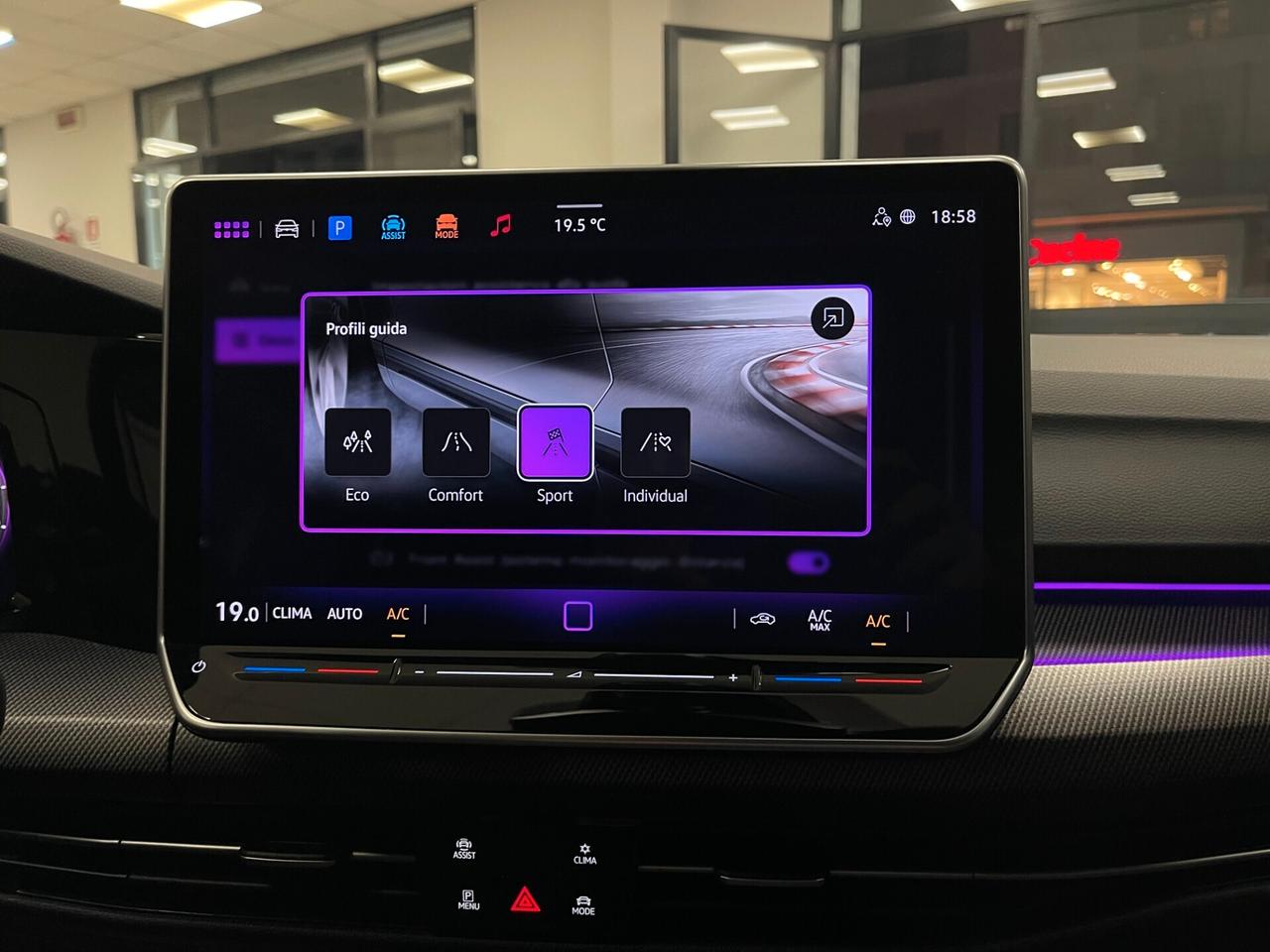 Nuova Volkswagen Golf 8.5 R-Line 2.0 TDI 150cv DSG