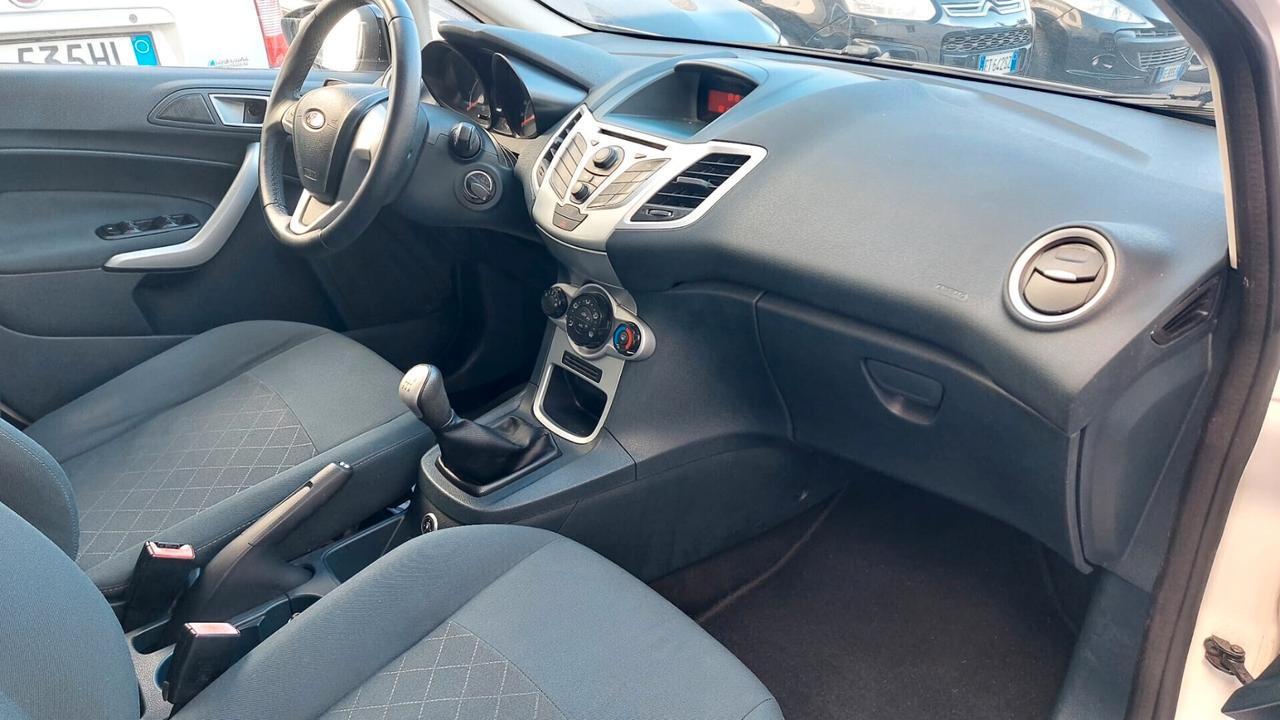 Ford Fiesta 1.4 16V 5p. Bz.- GPL Titanium Bs.