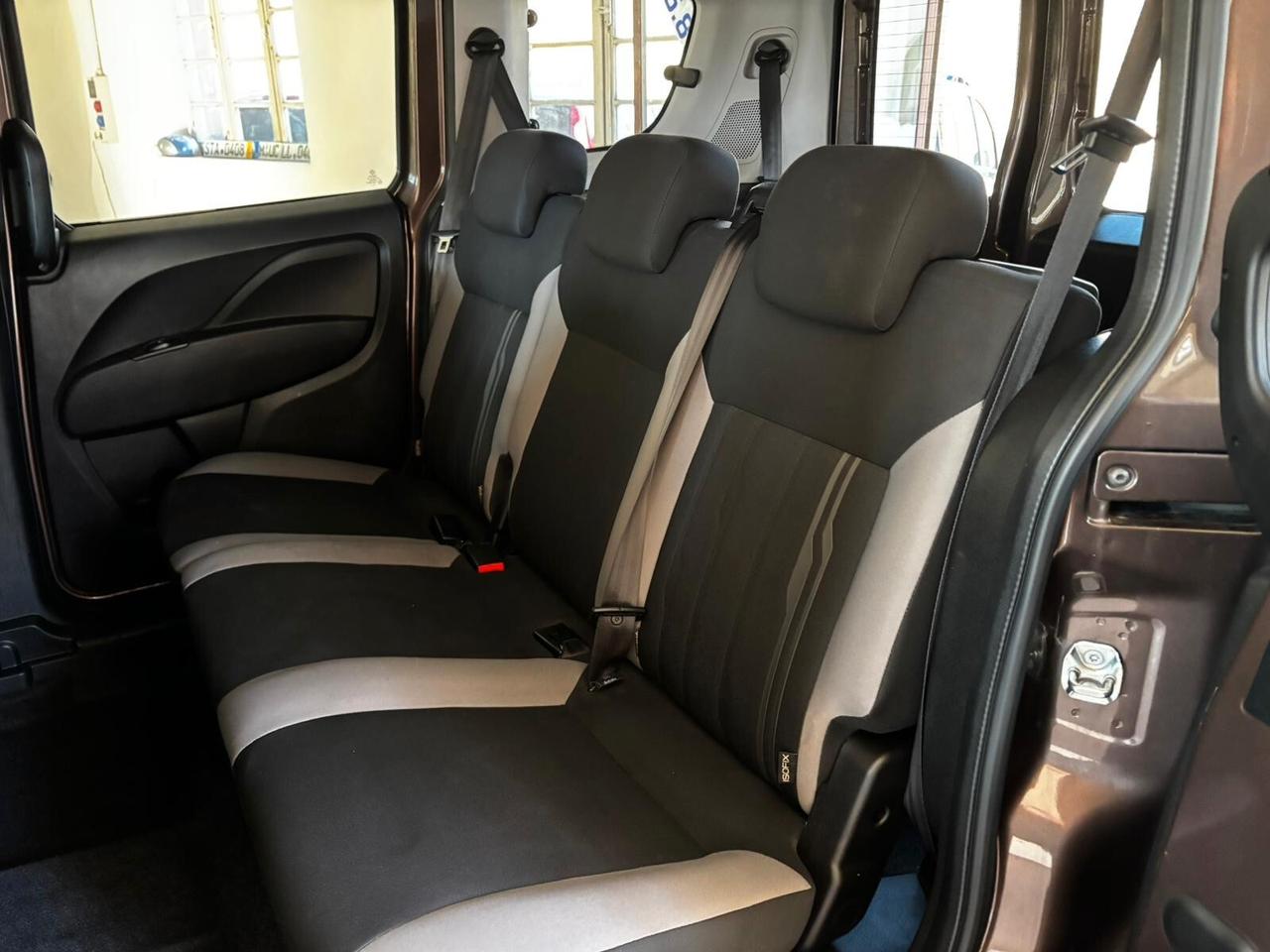 Fiat Doblò 1.4 T-Jet 16V Easy 7 POSTI