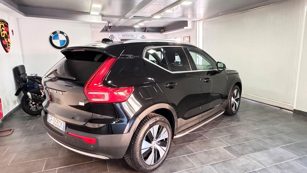 Volvo XC40 T5 Recharge Plug-in Hybrid Inscription SUV elegante e sportivo, che unisce comfort, tecnologia e prestazioni grazie alla motorizzazione ibrida plug-in benzina/elettrica