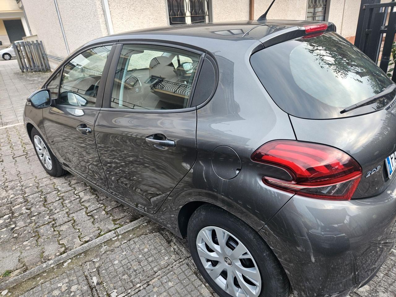 Peugeot 208 1.4 HDi 68 CV 5 porte OK NEOPATENTATI