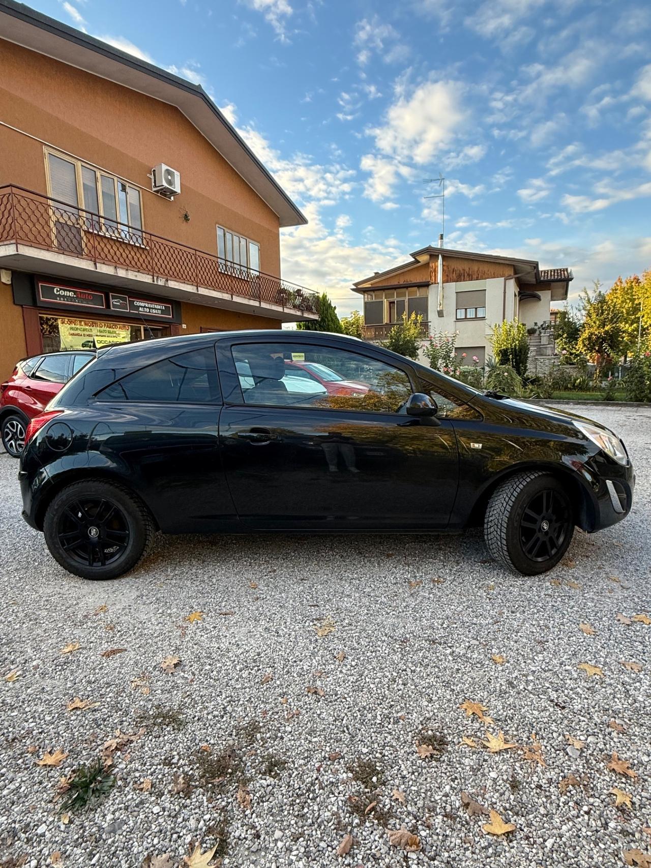 Opel Corsa 1.4 16V 3 porte b-color