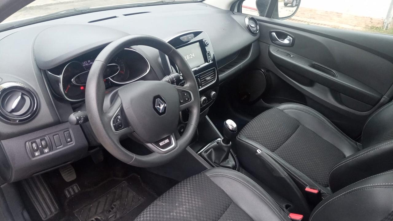 Renault Clio TCe 12V 75 CV 5 porte Moschino Intens neopatentati