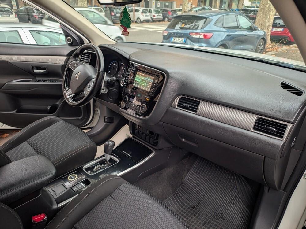 OUTLANDER 2.2 DI-D 4WD 7 POSTI AUTOMATICA EURO 6