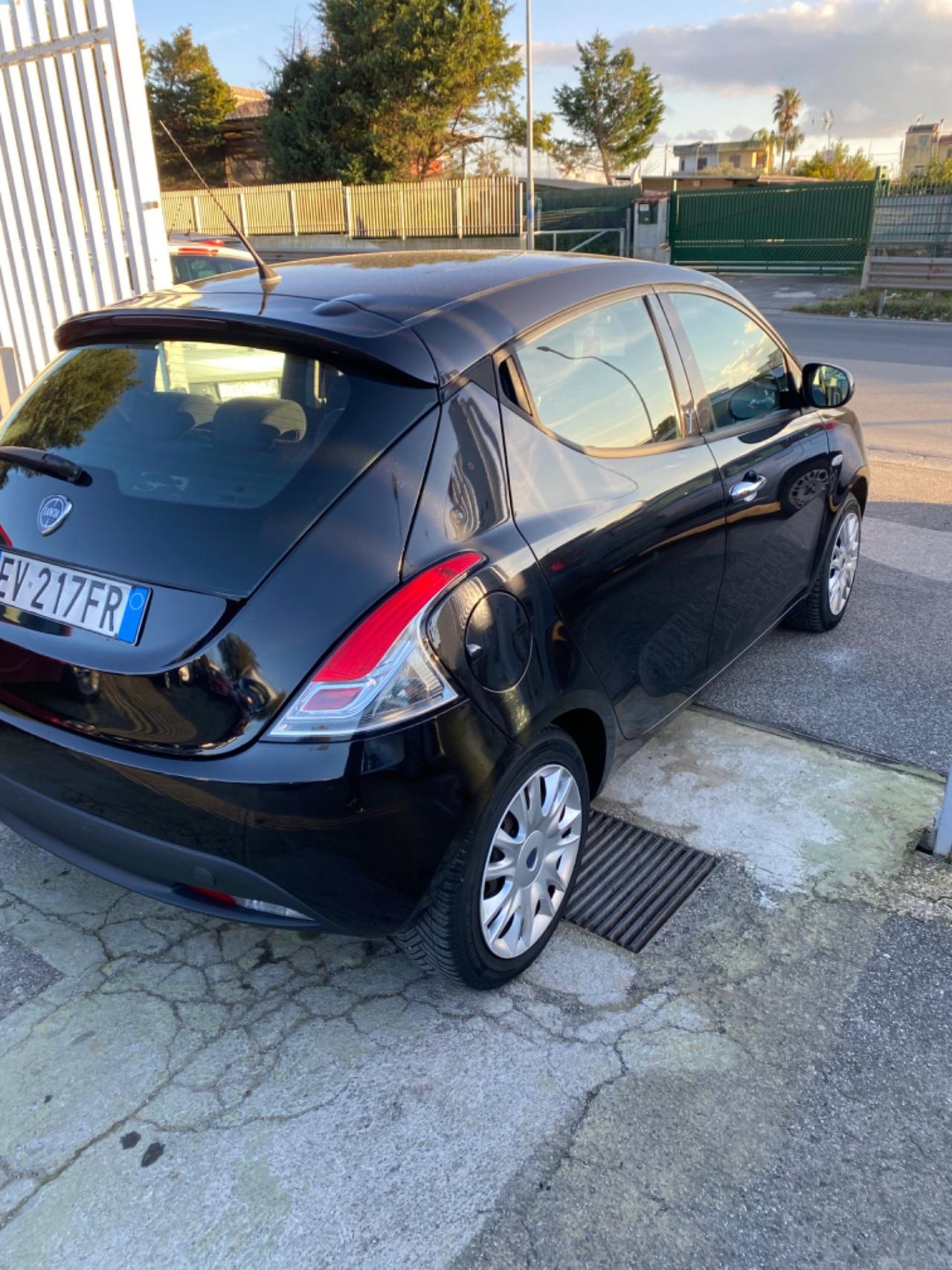 Lancia Ypsilon 1.2 69 CV 5 porte GPL Ecochic Silver