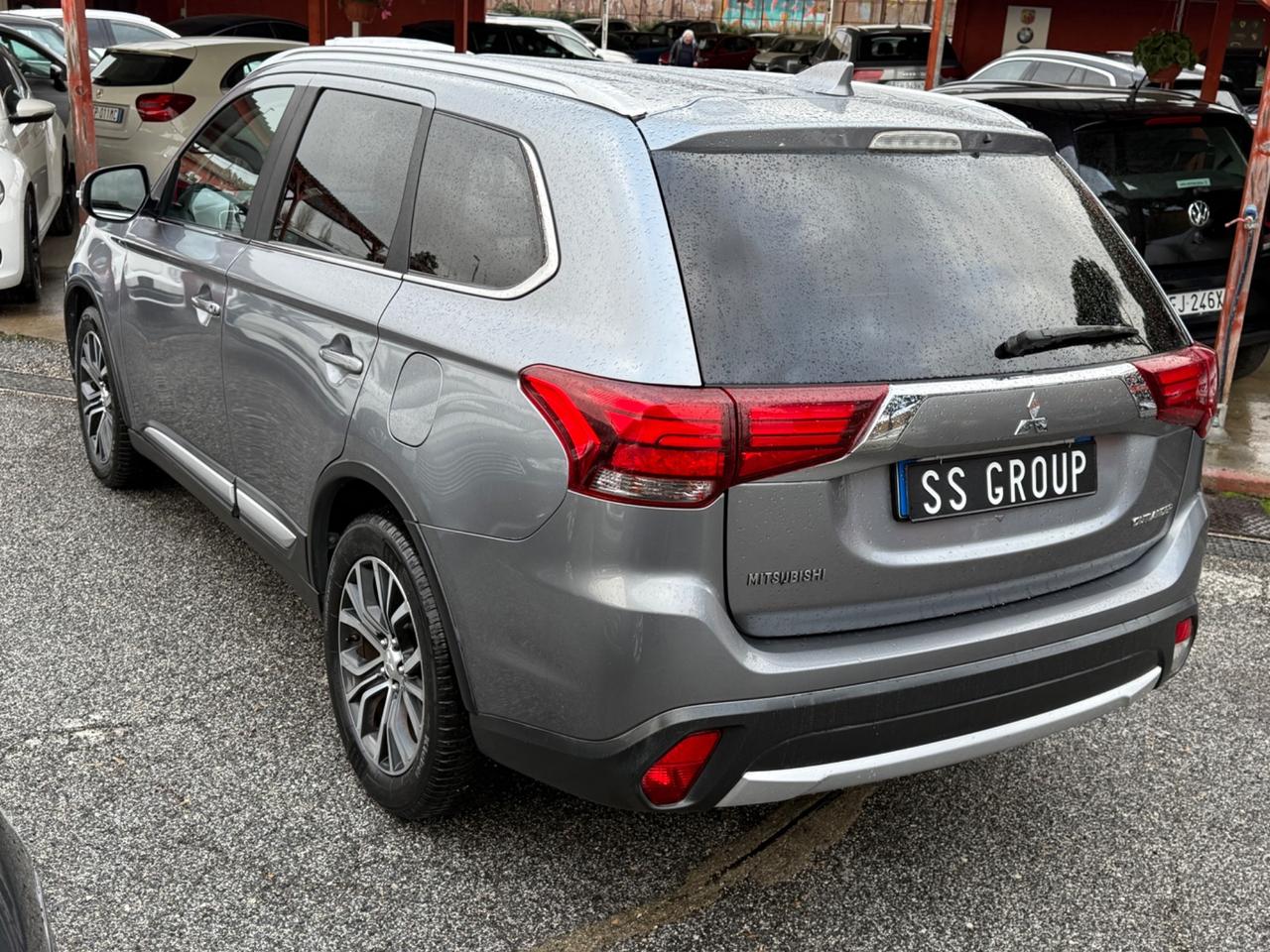 Outlander 2.2 DI-D 4x4-Instyle -7 posti-unipro-rate-E6