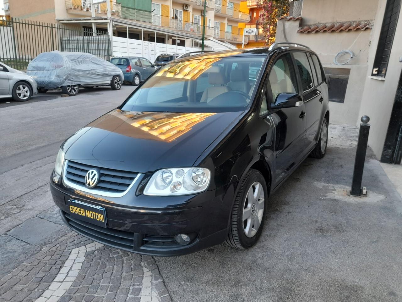 Volkswagen Touran 1.6 FSI Highline