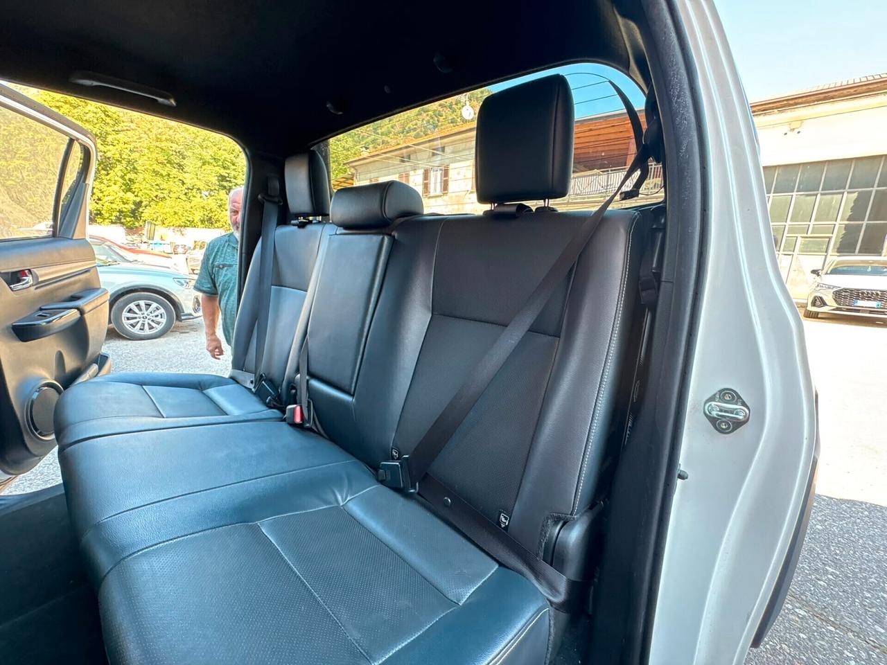 Toyota Hilux 2.4 D-4D A/T 4WD 4 porte Double Cab Invincible