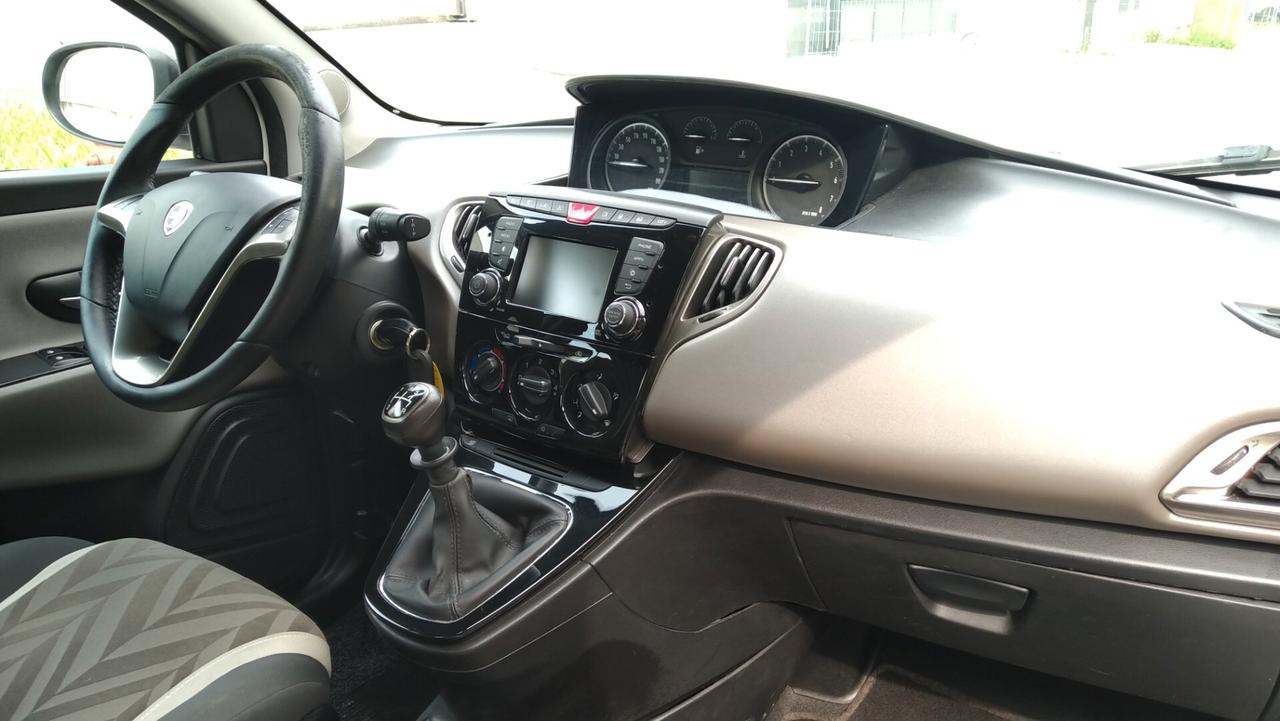 Lancia Ypsilon 0.9 TwinAir 85 CV 5 porte Metano Ecochic Platinum