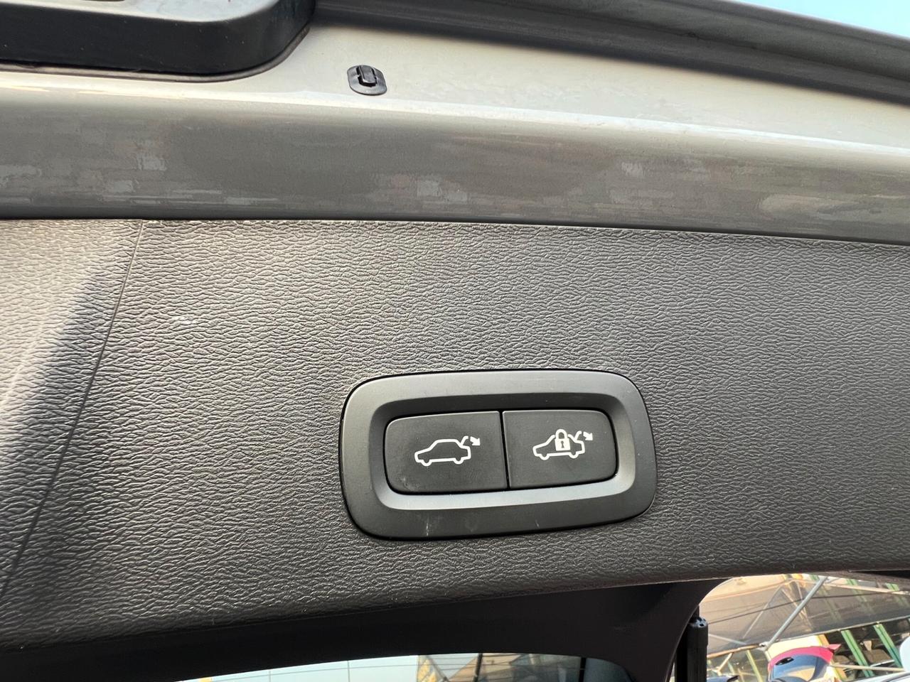 Volvo XC40 B3 automatico Plus Dark