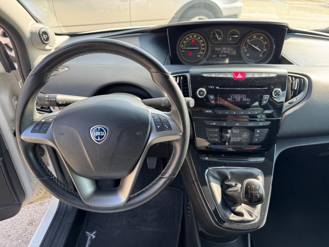 Lancia Ypsilon 1.3 MJT 16V 95 CV 5 porte S&S MOMO DESIGNE