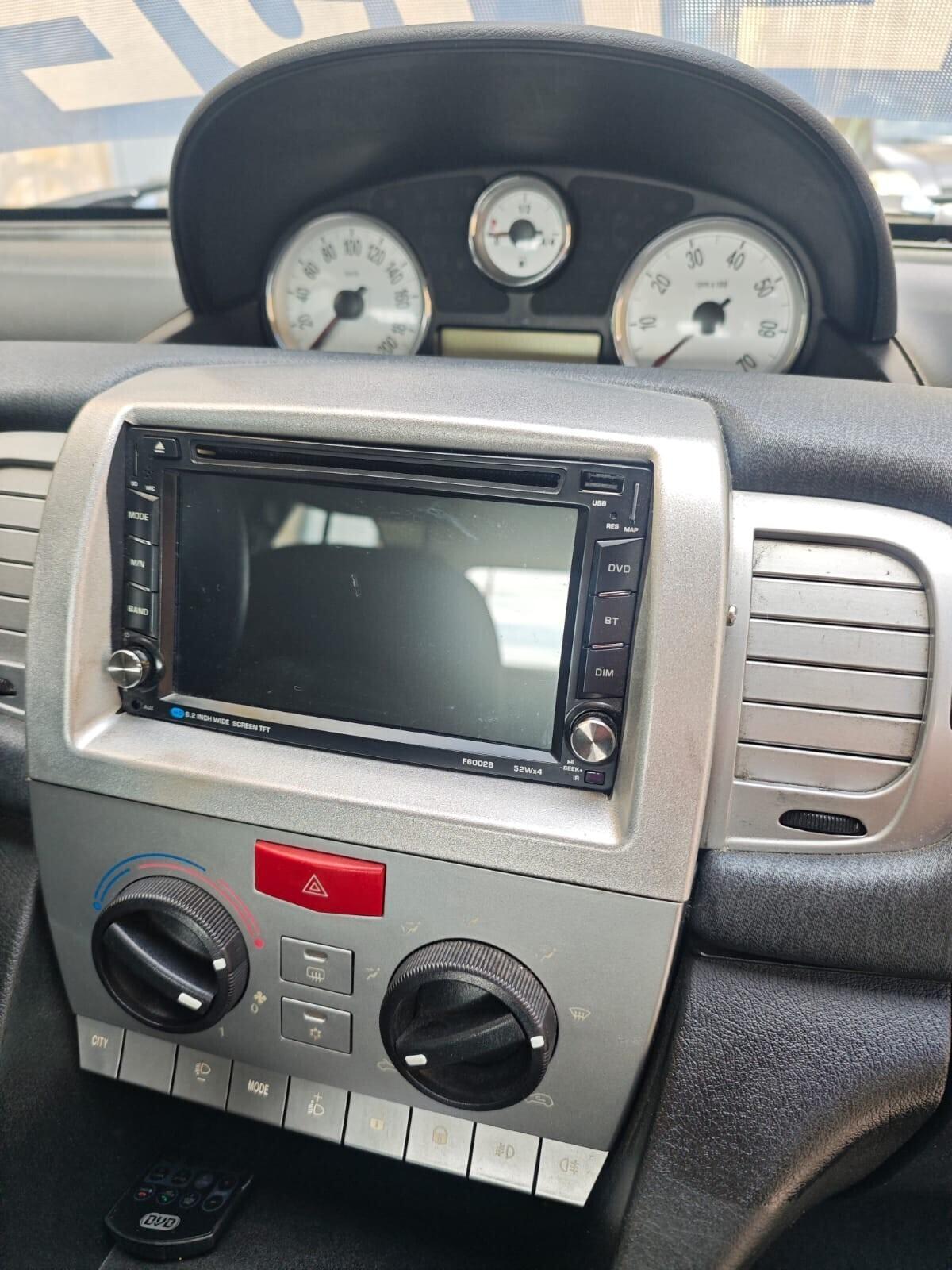 Lancia Ypsilon 1.3 MJT 75 CV Versus