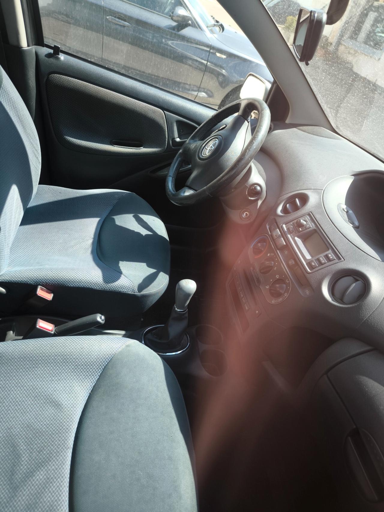 Toyota Yaris 1.0i 16V cat 5 porte Sol