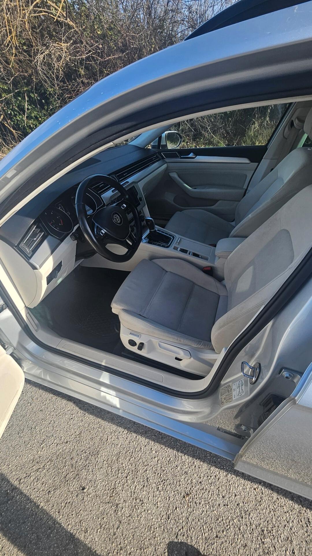 Volkswagen Passat Variant 1.6 TDI SCR DSG Business BMT